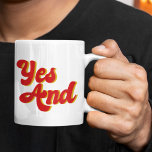 Caneca De Café Sim E Comédia Improv<br><div class="desc">Sim E Mug. Uma legal regra de teatro improvisado usada por comediantes em uma comédia. Ao atuar,  use regras de improviso ao executar esboços engraçados.</div>