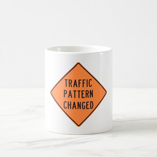 Caneca De Café Sinal de Aviso de Mudança no Padrão de Tráfego Lar (Criador carregado)