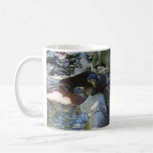 Caneca De Café **"Sips by Stream: Bebendo de Otters do Rio