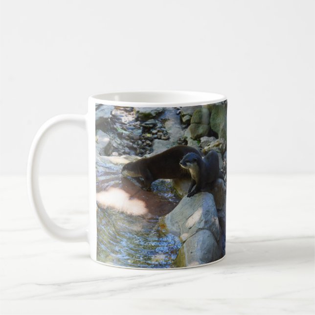 Caneca De Café **"Sips by Stream: Bebendo de Otters do Rio (Esquerda)