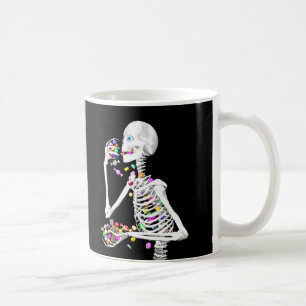 Caneca De Café Skeleton comendo balas de Halloween