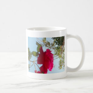 Caneca De Café Skyward Bloom: Blogue De Rosa vermelha Sob Azul In