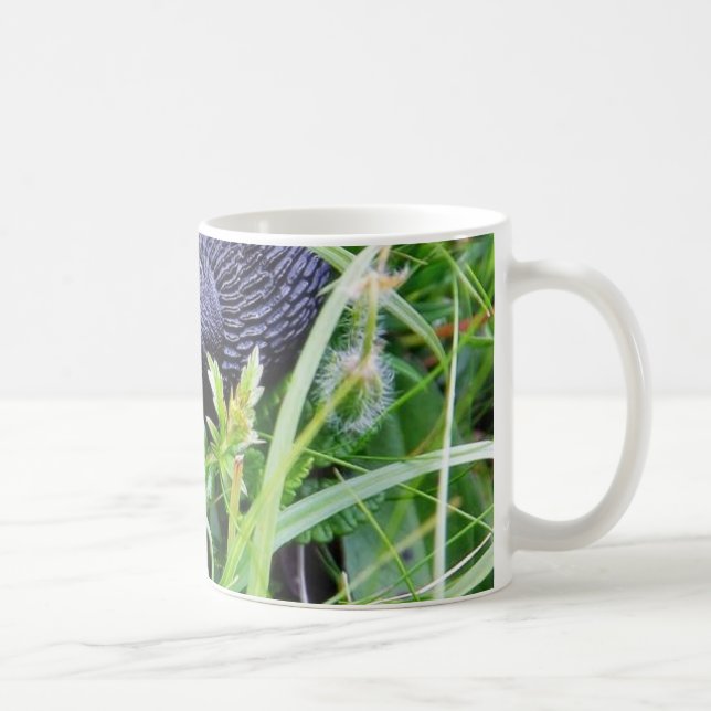 Caneca De Café Slug preto na grama (Direita)