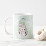 Caneca De Café Snowman Christmas<br><div class="desc">O Natal de Snowman Comemora o aniversário de inverno do seu filho com este bonitinho e bonitão a vestir um chapéu e lenço cor-de-rosa pastel. Este tema é ideal para o seu pequeno aniversário de inverno ou para a festa de Natal da criança. O design é completamente personalizável. Veja o...</div>