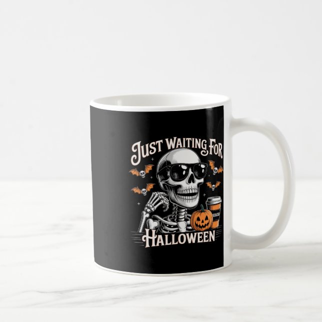 Caneca De Café Só Esperando O Café Do Halloween Skeleton Ou (Direita)