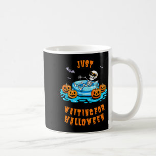 Caneca De Café Só Esperando Pelo Esqueleto Engraçado Do Halloween