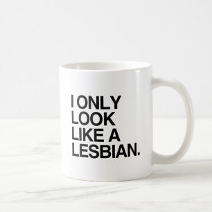 Caneca De Café SÓ PAREÇO UM LESBIANO -.png