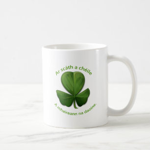 Caneca De Café Sob a proteção uns dos outros as pessoas sobrevive