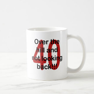Caneca De Café Sobre o monte e a vista para trás de 40