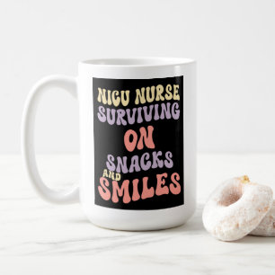 Caneca De Café Sobrevivendo com Lanches e Sorrisos – Real e Resil