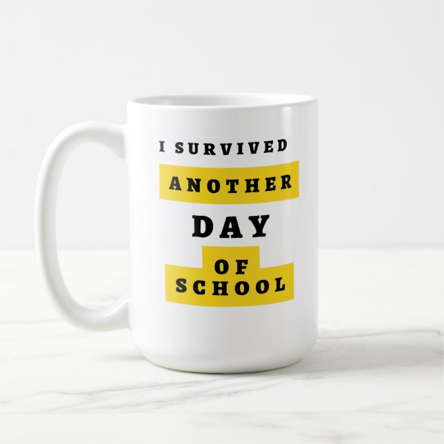 Caneca De Café Sobreviveu a Outro Dia de Camisa Escolar (Esquerda)