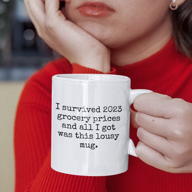 Caneca De Café Sobrevivi às citações da Grocery Lousy Mug Engraça (funny i survived 2023 economy recession grocery prices funny quotes mug)