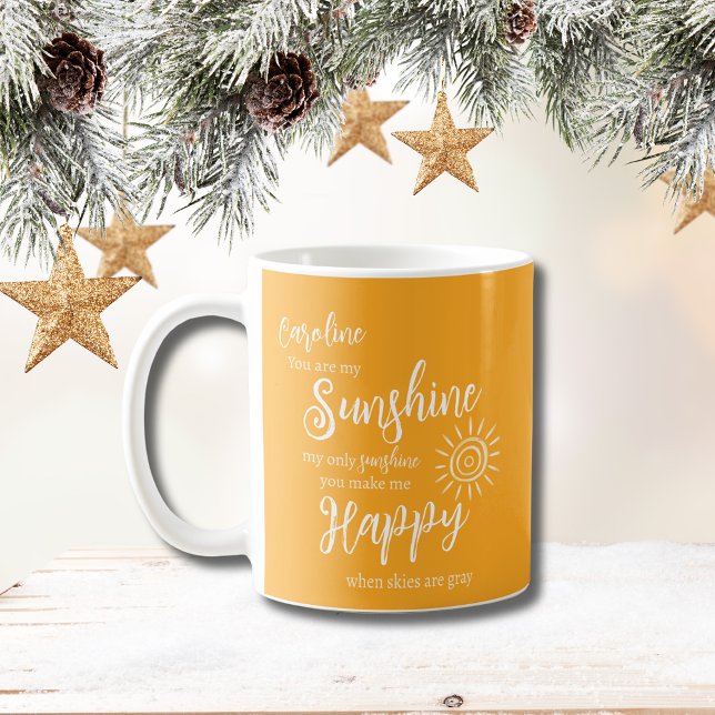 Caneca De Café Sol Personalizado Você Me Faz Feliz Amarelo (Personalized Sunshine You Make Me Happy Mug in Yellow Orange with modern script and yellow sun.)