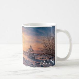 Caneca De Café Sol sobre neve, costa marítima de inverno