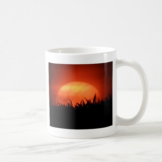 Caneca De Café Sol vermelho atrás da grama preta (Direita)