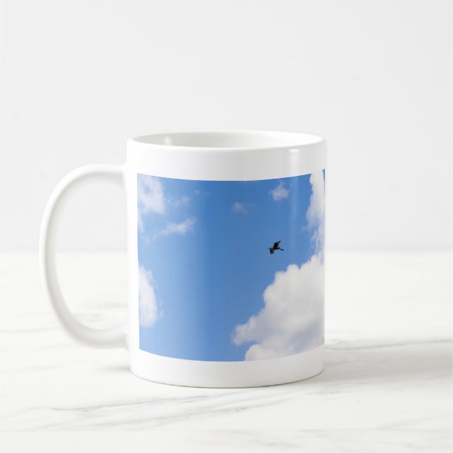 Caneca De Café Solitary Bird Soaring Through Bright Blue Sky with (Esquerda)