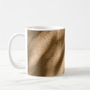 Caneca De Café Sombra no chão marrom tapeado