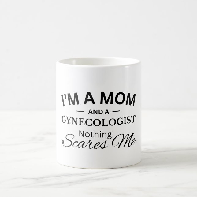 Caneca De Café Sou mãe e ginecologista, nada me assusta (Centro)