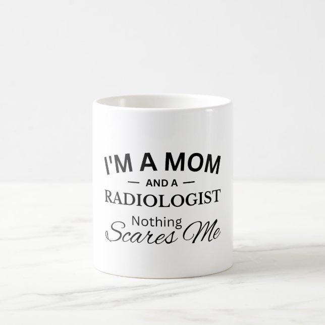 Caneca De Café Sou mãe e radiologista, nada me assusta (Centro)