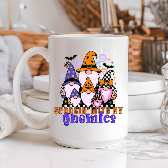Caneca De Café "Spookin" Com Meus Gnomos: Amigos do Dia das Bruxa (Get festive with spookin' with my gnomies — a Halloween friends design full of humor and charm.)