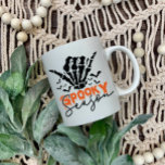 Caneca De Café Spooky Season Spooky Mug<br><div class="desc">Vamos fica assustado! É hora de Halloween e Chill então se aconchegue e aproveite uma xícara de café,  chá ou cacau em uma caneca assustadora!</div>