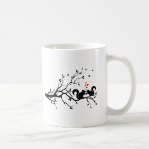 Caneca De Café Squrrels com corações vermelhos no ramo de árvore