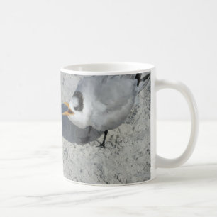 Caneca De Café Sr. e Sra. Real Andorinha-do-mar na praia