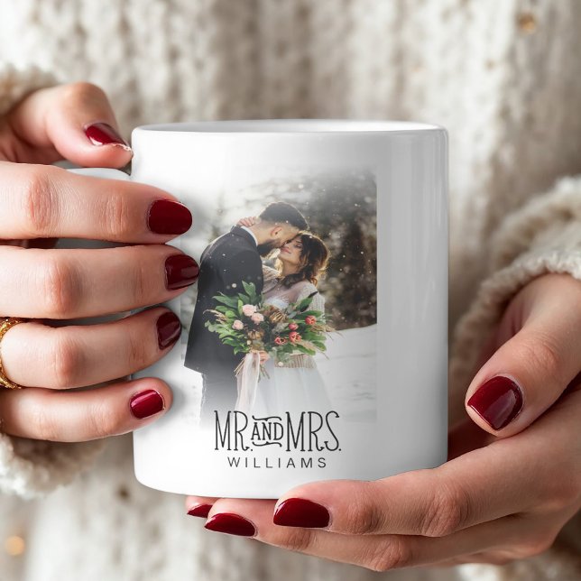 Caneca De Café Sr. Foto da & Sra. Newlyaw (This newlywed mug features hand-lettered Mr. and Mrs. font along with a photo.)