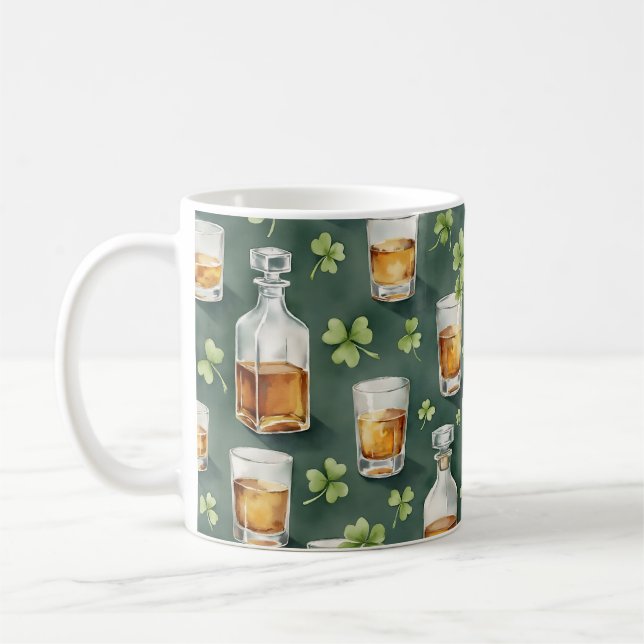 Caneca De Café St. Patrick's Day Whiskey and Shamrocks Pattern (Esquerda)