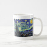 Caneca De Café Starry Night por van Gogh<br><div class="desc">Van Gogh era obcecado pelo simbolismo de objetos luminosos e de cor. A lâmpada era um símbolo de calma e segurança. A estrela simbolizou a fé, e a luz gasosa, as realidades humanas. O azul ultramarino profundo era infinito, enquanto o vermelho e o verde expressavam "essas coisas terríveis, as paixões...</div>