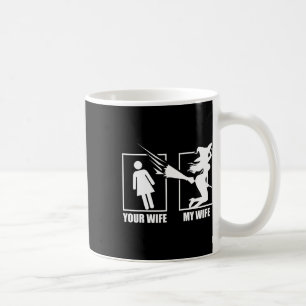 Caneca De Café Sua Esposa Vs. Minha Esposa - Esposa de Bruxa Hall