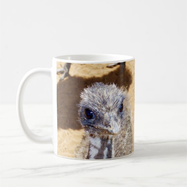 Caneca De Café "Suave e Curiosa: Um bebê Felpudo Emu Aproximadame (Esquerda)