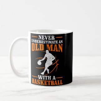 Caneca De Café Subestimar um homem velho com um Basquete Engraçad