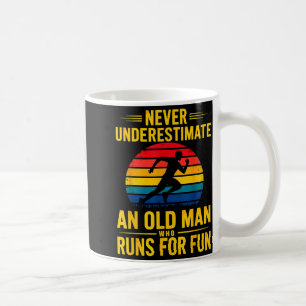 Caneca De Café Subestimar um homem velho que corre por diversão m