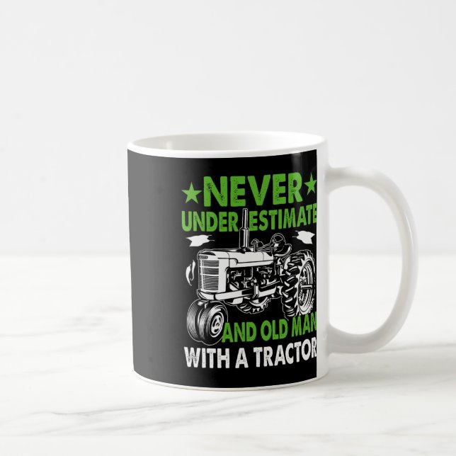 Caneca De Café Subestimar um velho com um trator  (Direita)