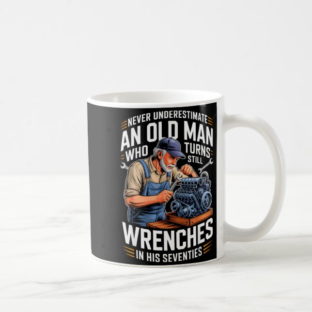 Caneca De Café Subestimar um velho homem que aperta parafusos  (Direita)