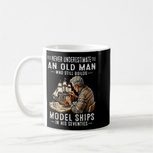 Caneca De Café Subestimar um velho que constrói modelos de navios