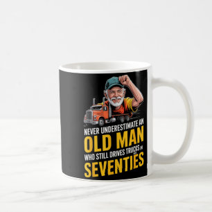 Caneca De Café Subestimar um velho que dirige caminhões 