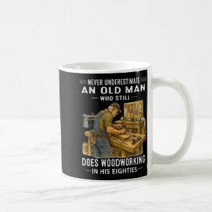 Caneca De Café Subestimar um velho que faz carpintaria