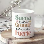 Caneca De Café "Sueña en Grande Actúa Fuerte" Boho Inspirational<br><div class="desc">Aproveite o poder dos sonhos e da determinação com o Boho Inspirational Coffee Mug "Sueña en Grande Actúa Fuerte". Esta caneca espantosa apresenta a inspiração da frase espanhola, que se traduz por "Dream Big, Act Strong", lindamente colocada contra um pano de fundo sereno da boêmia. O design combina tons quentes...</div>