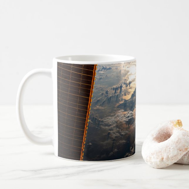 Caneca De Café Sunglint Beams No Mar De Celebes No Sudeste Asiáti (Com Donut)