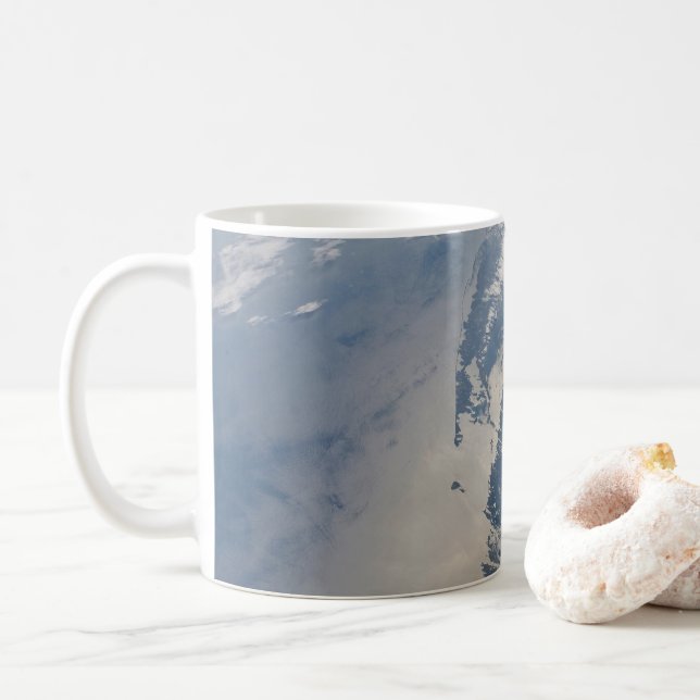 Caneca De Café Sunglint Na Costa De Massachusetts. (Com Donut)