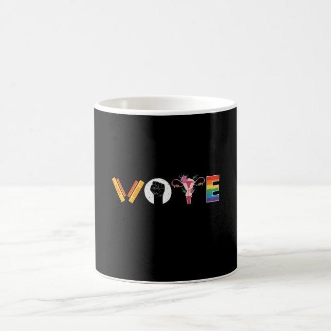Caneca De Café Suporte a Uterus LGBT nos Livros de VOTO (Centro)