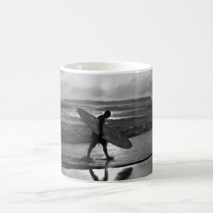 Caneca De Café Surfista Havaiano indo para casa, preto e branco"