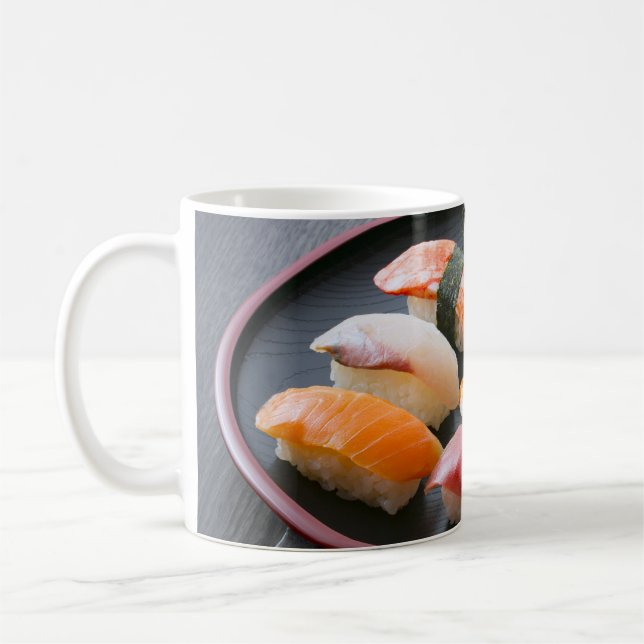 Caneca De Café Sushi plate: Art packed with classic toppings (Esquerda)