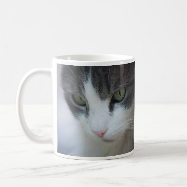 Caneca De Café Tabby-and-White Cat Staring (Esquerda)