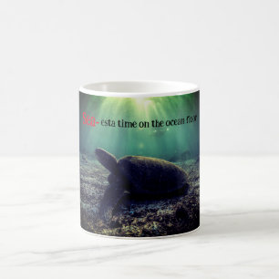 Caneca De Café Tartaruga marinha verde no fundo do oceano