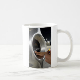 Caneca De Café Tatuado Perfumando a Pedra Negra