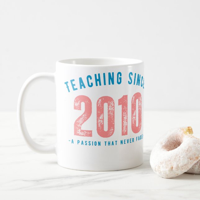 Caneca De Café Teacher Mug | Teaching Since 2010 (Com Donut)
