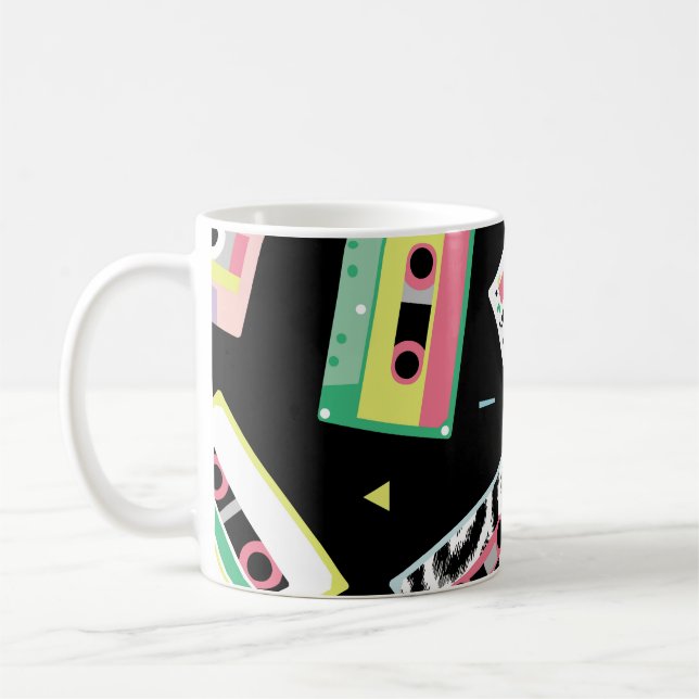 Caneca De Café Telas de áudio retrorativas, padrão de estilo 80s. (Esquerda)